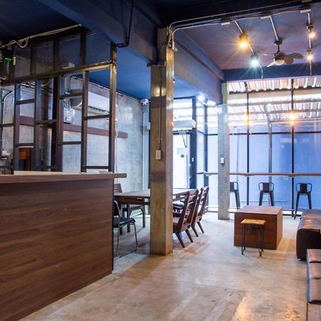 Area81 Hideout Hostel Бангкок Экстерьер фото