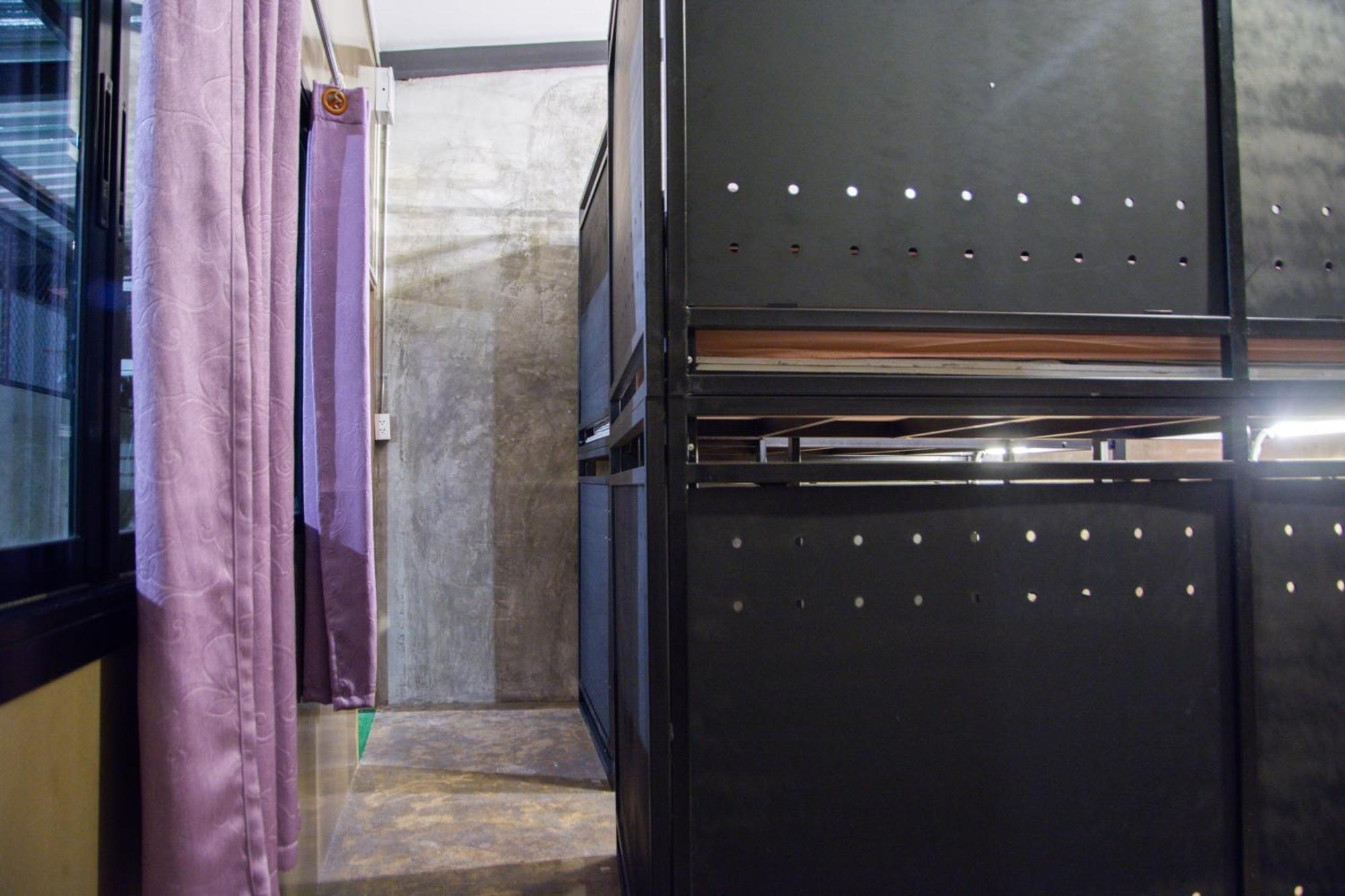Area81 Hideout Hostel Бангкок Экстерьер фото