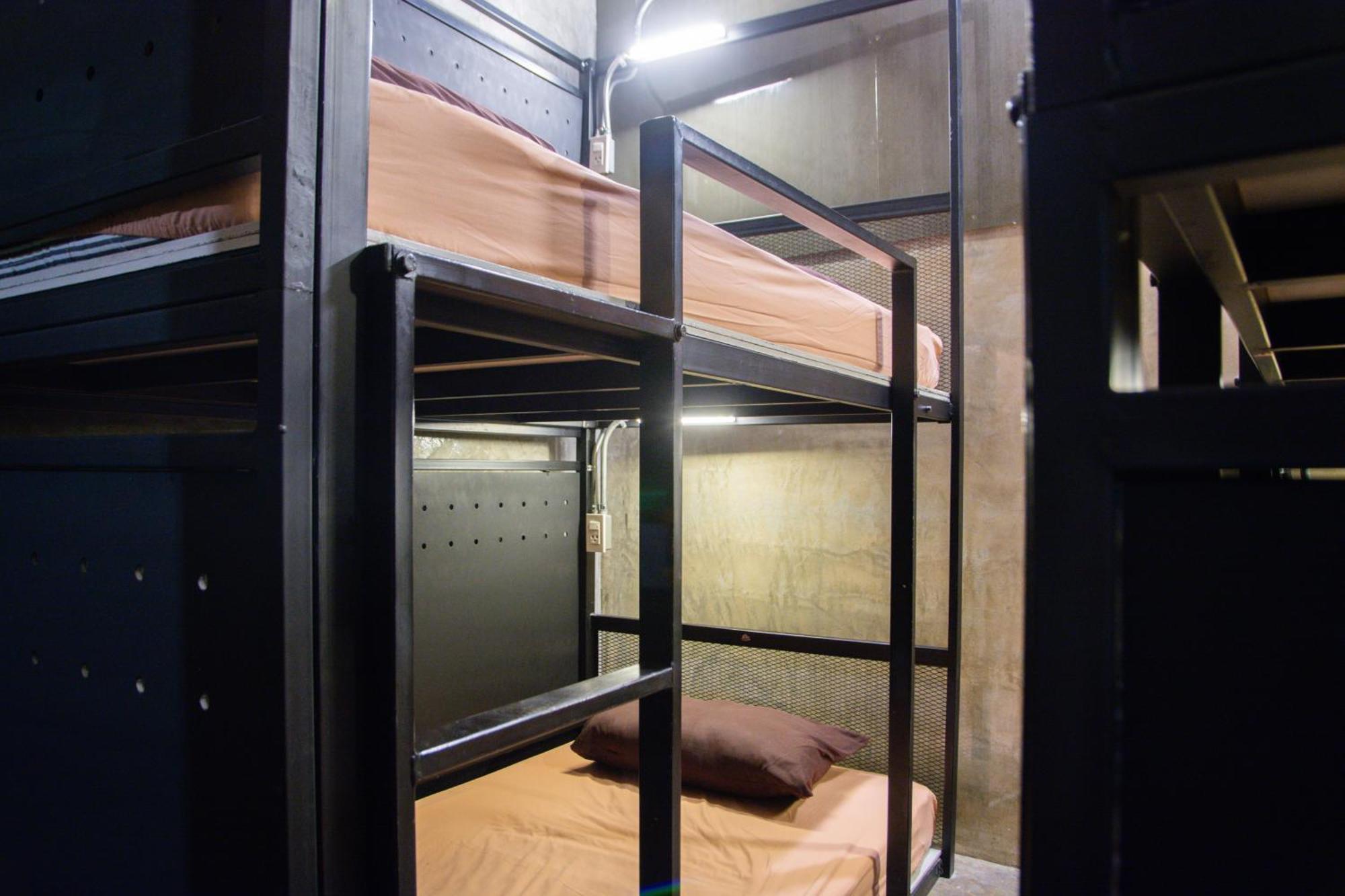 Area81 Hideout Hostel Бангкок Экстерьер фото