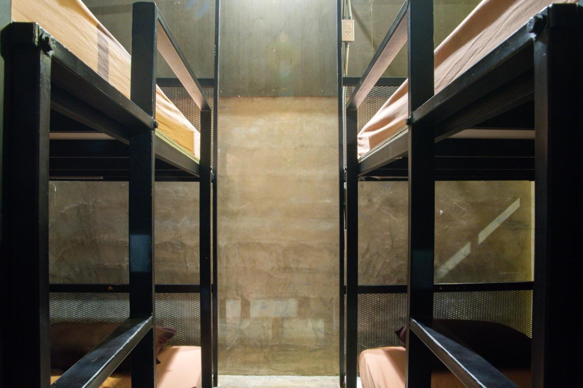 Area81 Hideout Hostel Бангкок Экстерьер фото