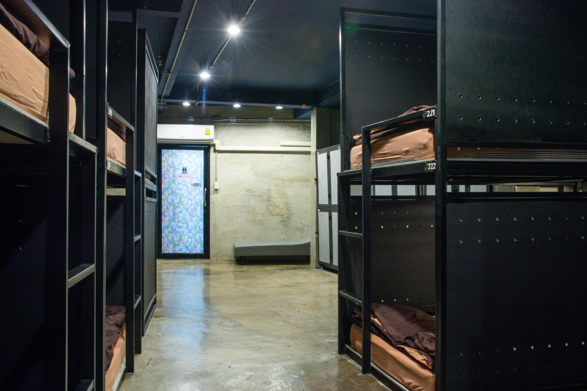 Area81 Hideout Hostel Бангкок Экстерьер фото