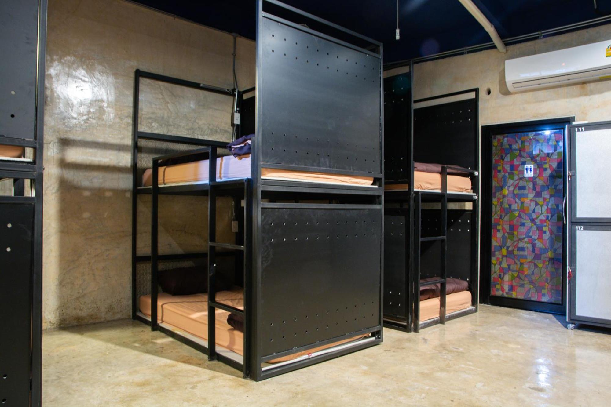 Area81 Hideout Hostel Бангкок Экстерьер фото
