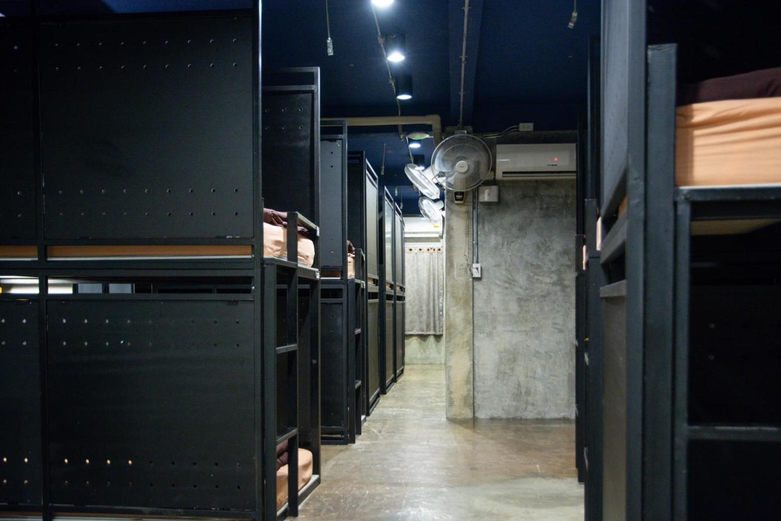 Area81 Hideout Hostel Бангкок Экстерьер фото