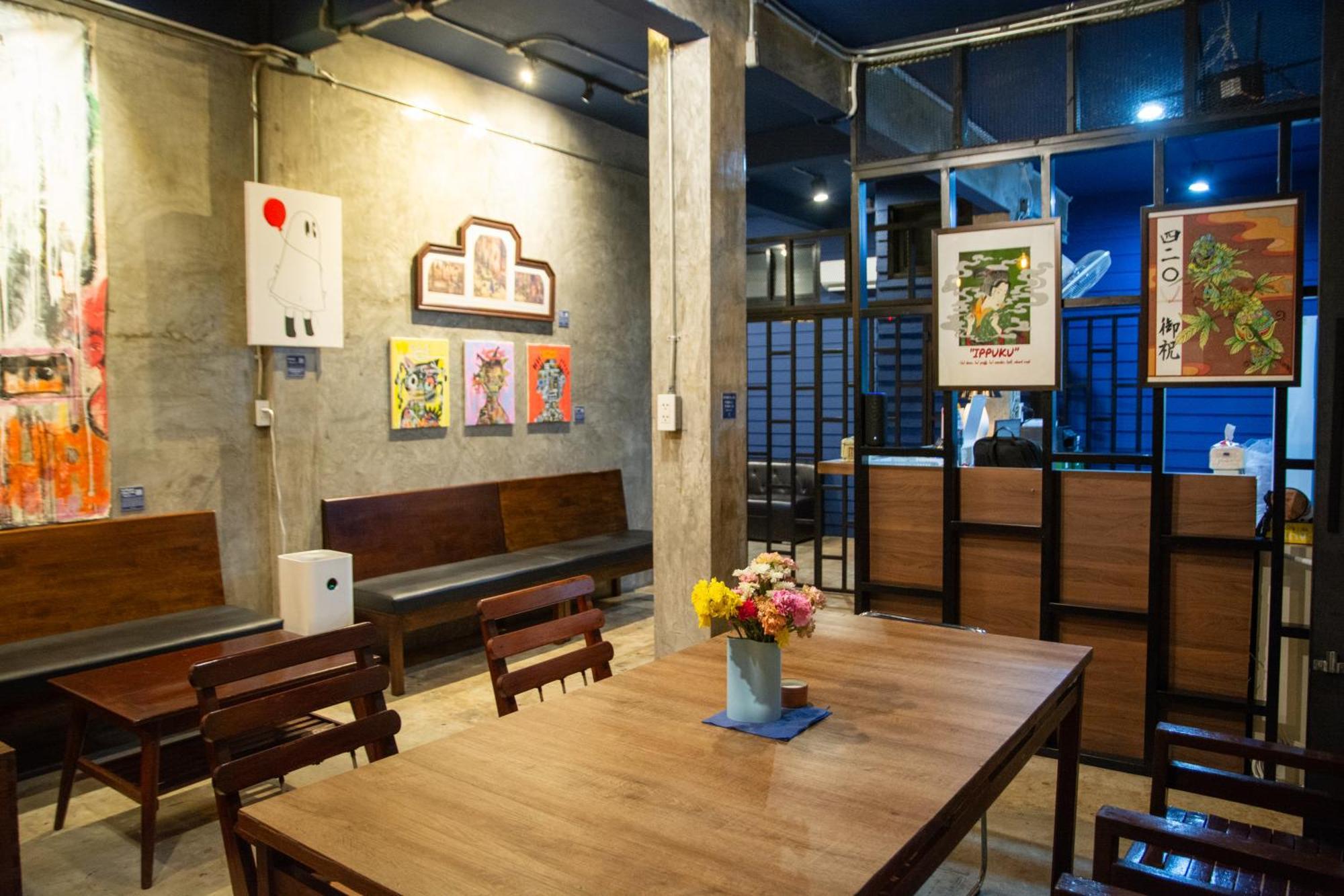 Area81 Hideout Hostel Бангкок Экстерьер фото