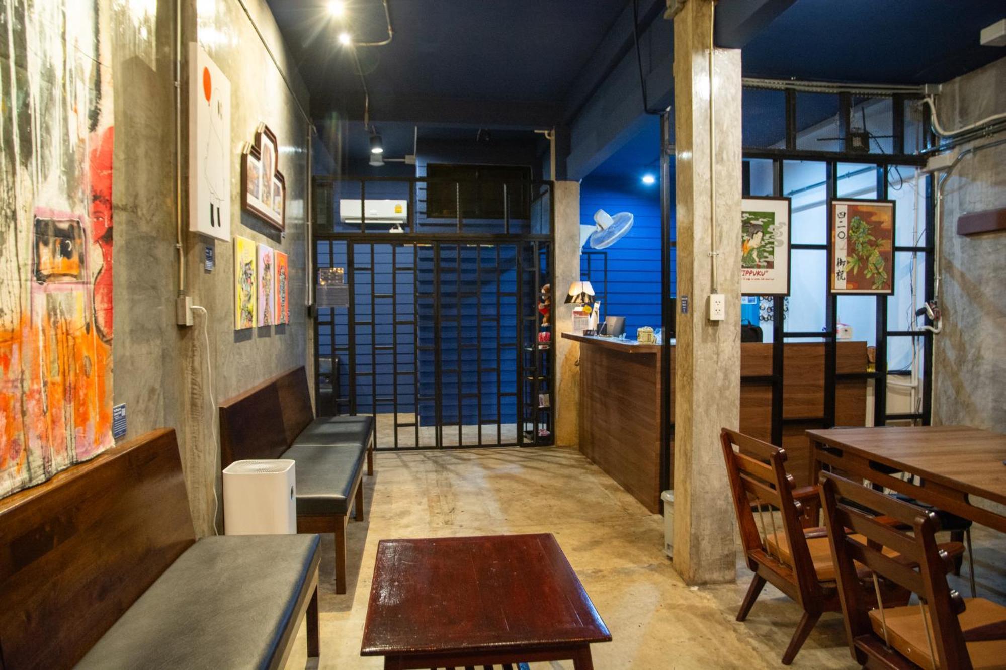 Area81 Hideout Hostel Бангкок Экстерьер фото