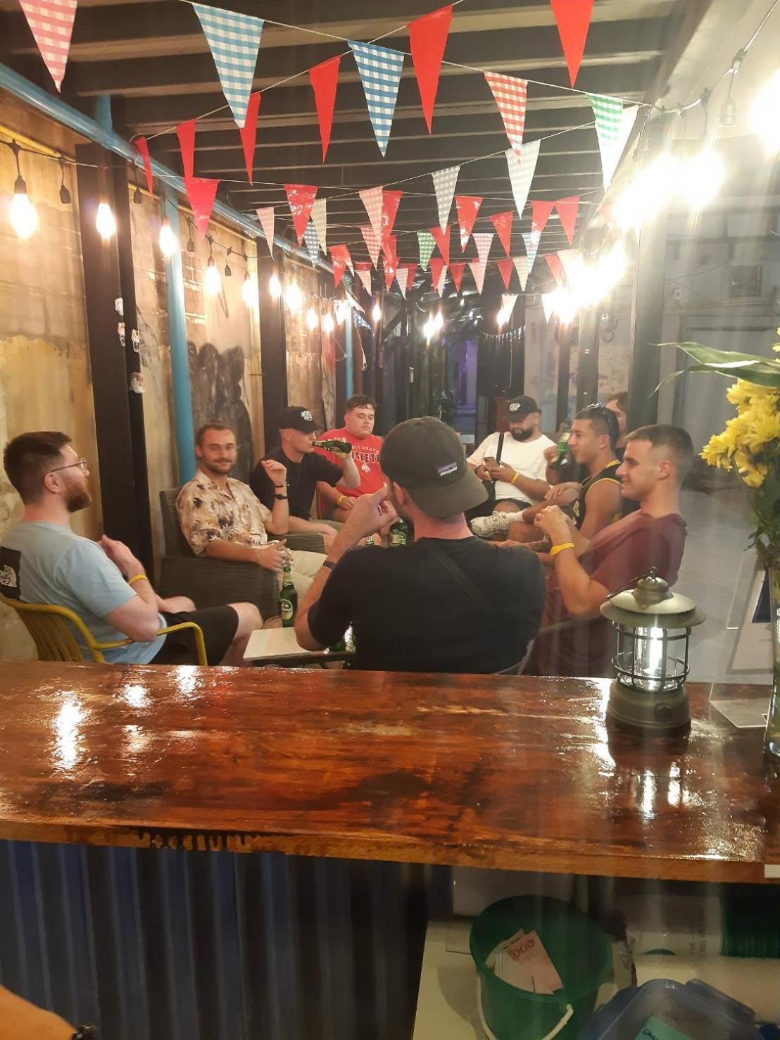 Area81 Hideout Hostel Бангкок Экстерьер фото
