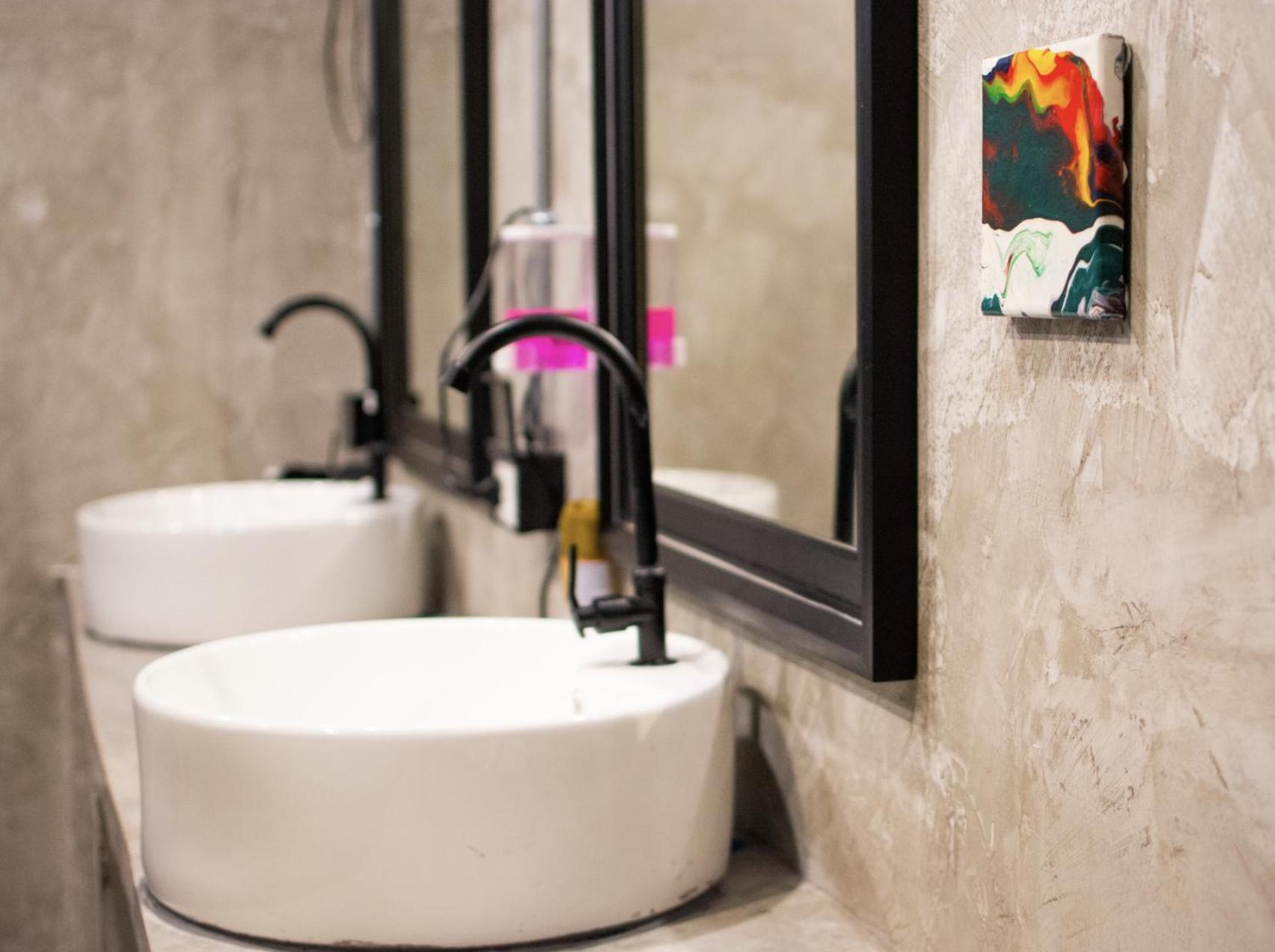 Area81 Hideout Hostel Бангкок Экстерьер фото