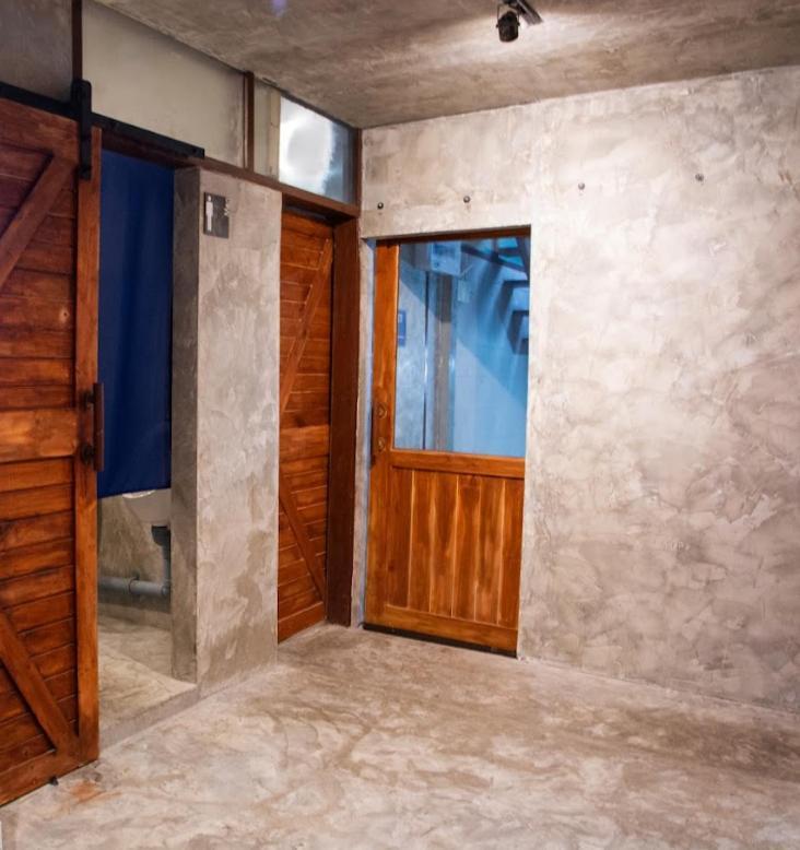 Area81 Hideout Hostel Бангкок Экстерьер фото