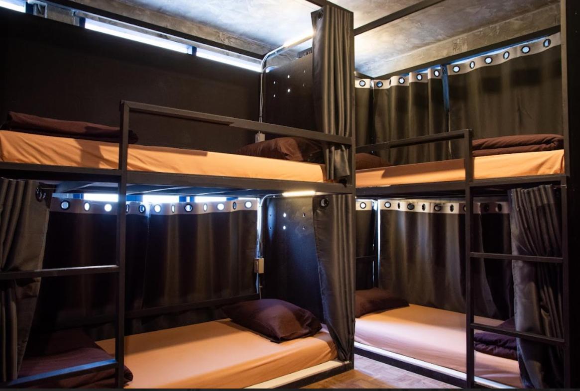 Area81 Hideout Hostel Бангкок Экстерьер фото